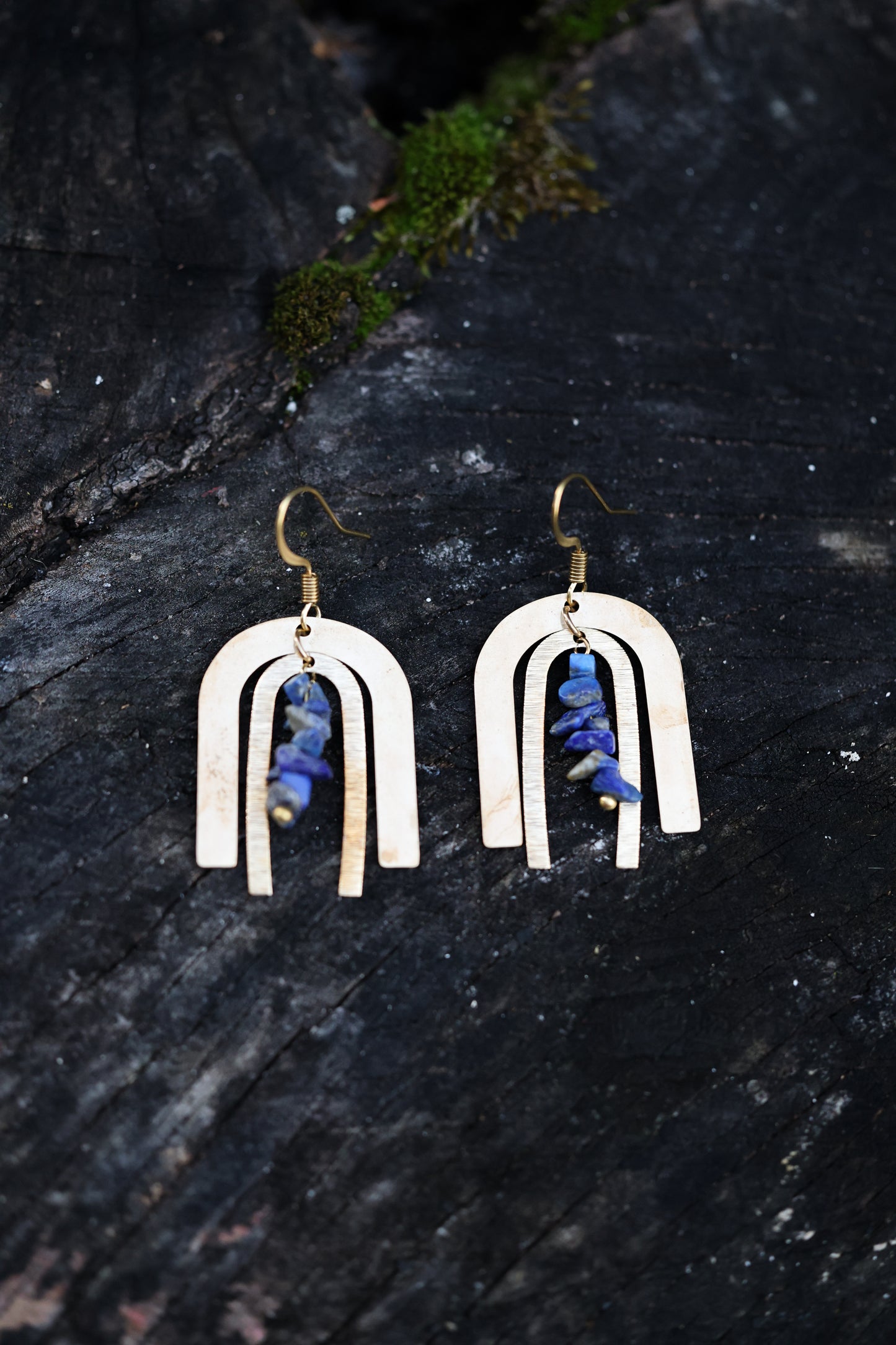 Double arch earrings with lapis lazuli