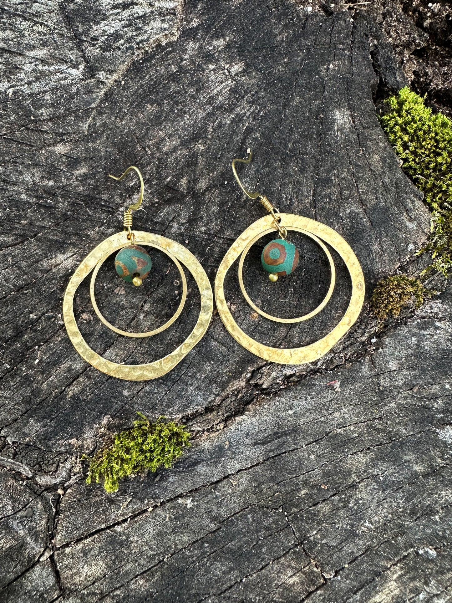 Circle within circle, Green Agate earrings made with sturdy brass, hammered texture, gold color, geometric shape, hoops, circles